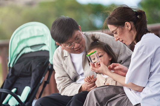 就像是把抓到的昆蟲再放生一樣,我們對孩子的愛就是讓他擁有自由